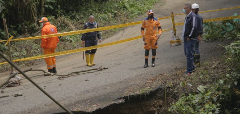 gestion municipal con infraestructura del departamento para intervenciones en la via Marsella Pereira 4