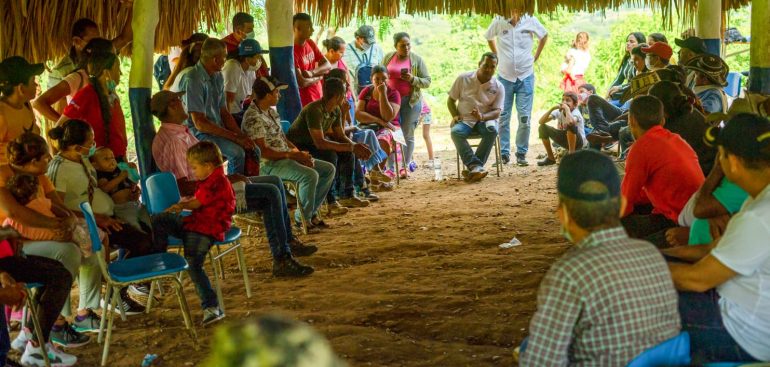 Vias redes electricas y pozo profundo compromisos del alcalde Jaime Pena con la comunidad de Vaticano 1