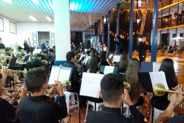 En Marsella la Escuela de Musica rindio sentido homenaje a los padres de familia 14