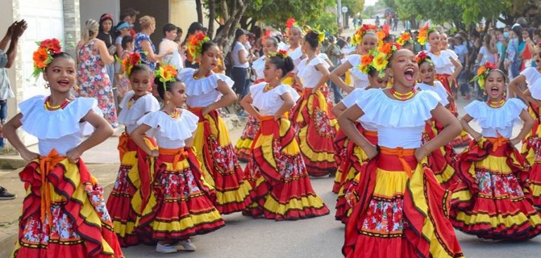 33958 imponente desfile de polleritas abrio el encuentro cultural 1024x600