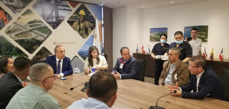 En Bogota Alcalde de Marsella hizo seguimiento a proyectos del orden nacional y gestion para el acompanamiento a necesidades viales y ayudas a los damnifica 4