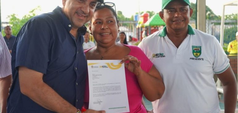 45092 avanza entrega de carta cheque a familias beneficiadas 1024x600